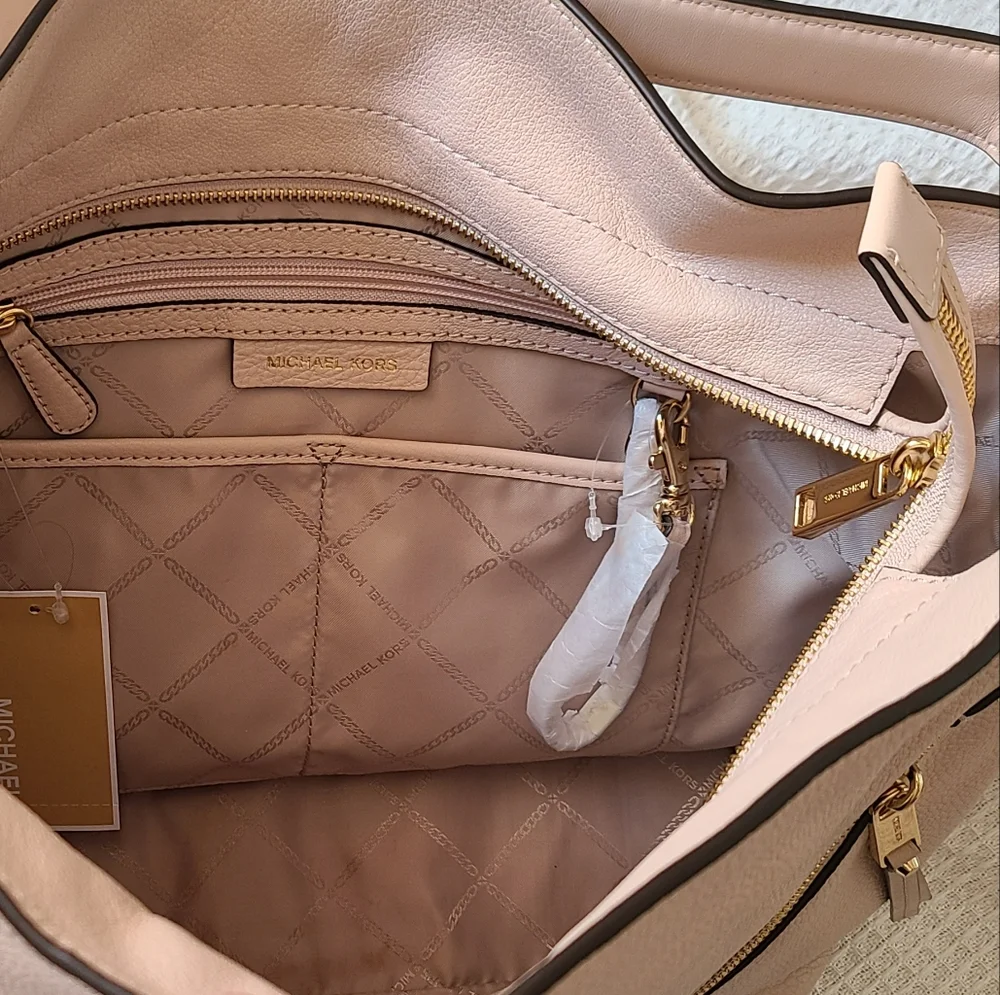 Michael Kors Evie large pebbled leather hobo shoulder bag in a soft pink - Picture 10 of 12